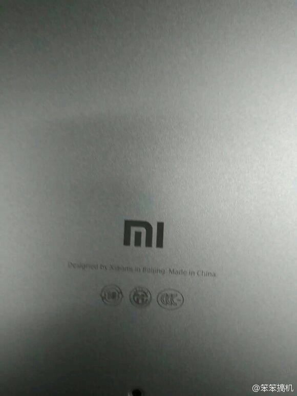 小米筆記本？看樣子面板是鋁模具